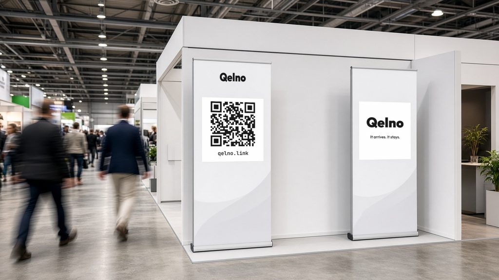 Messestand mit zwei Roll-ups: QR-Code mit der Adresse qelno.link sowie das Zeichen Qelno mit der Zeile It arrives. It stays.